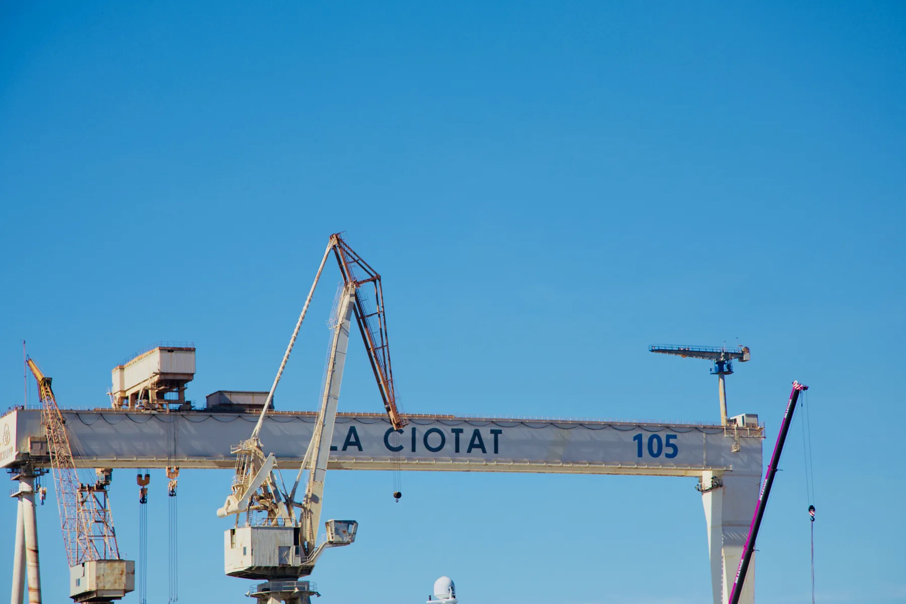 Le portique du chantier naval de La Ciotat, au départ