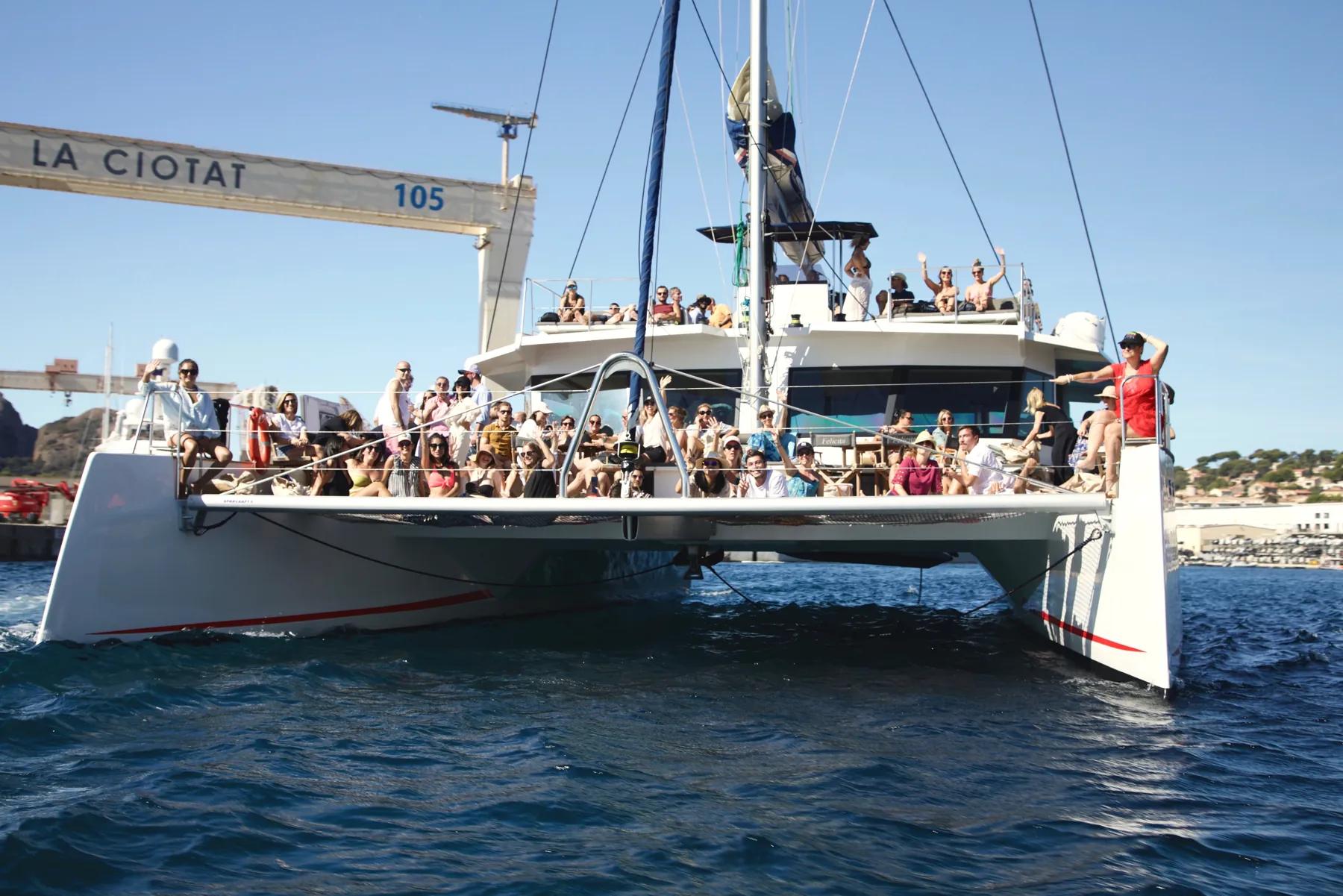 Les participants à bord du maxi-catamaran, au port de La Ciotat