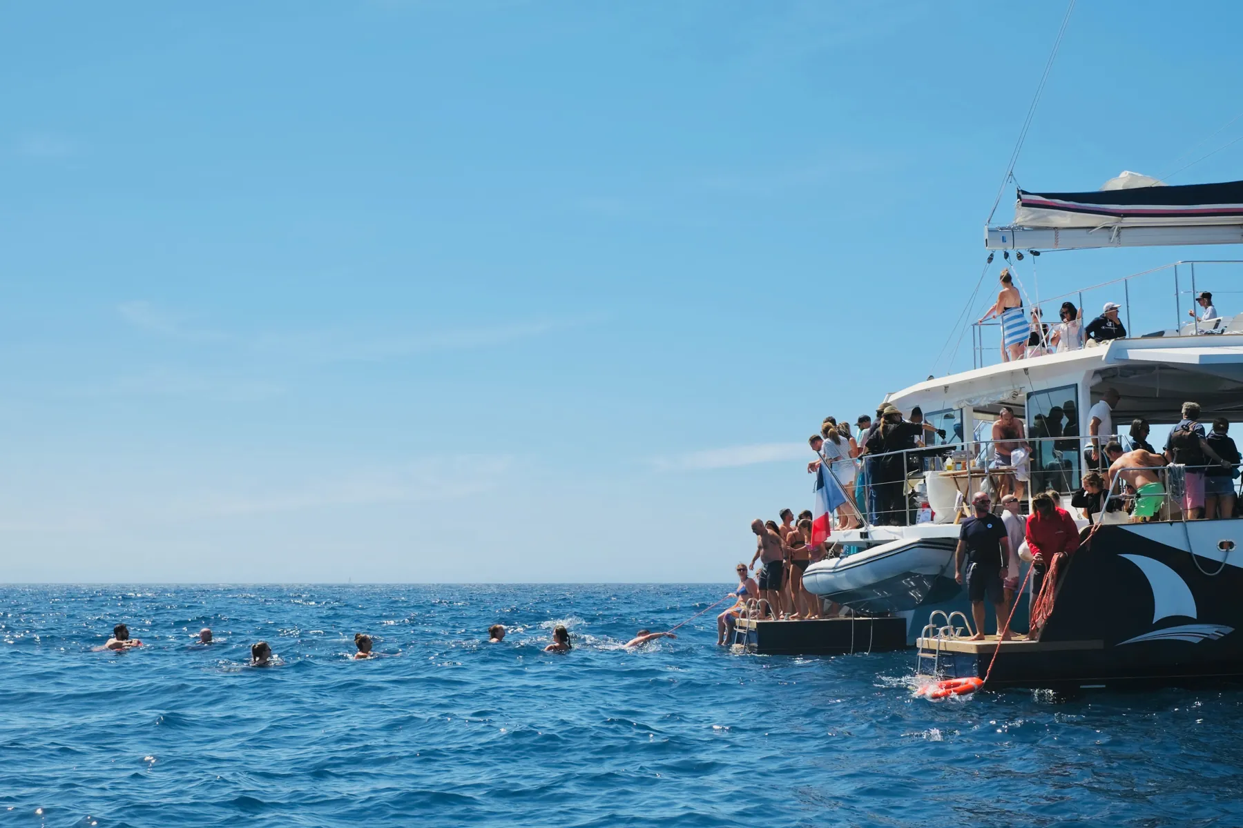 Pause baignade autour du catamaran