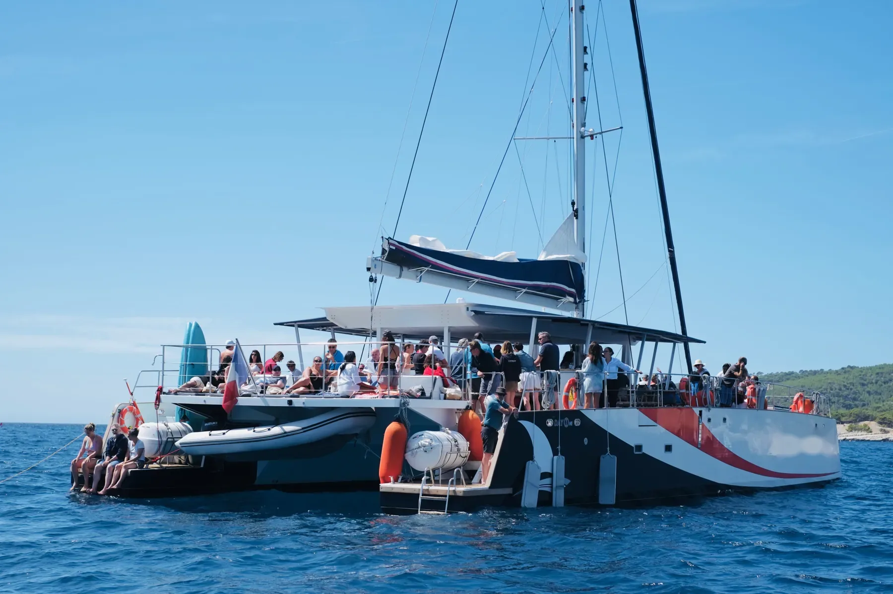 Le catamaran au mouillage, les participants sur le pont