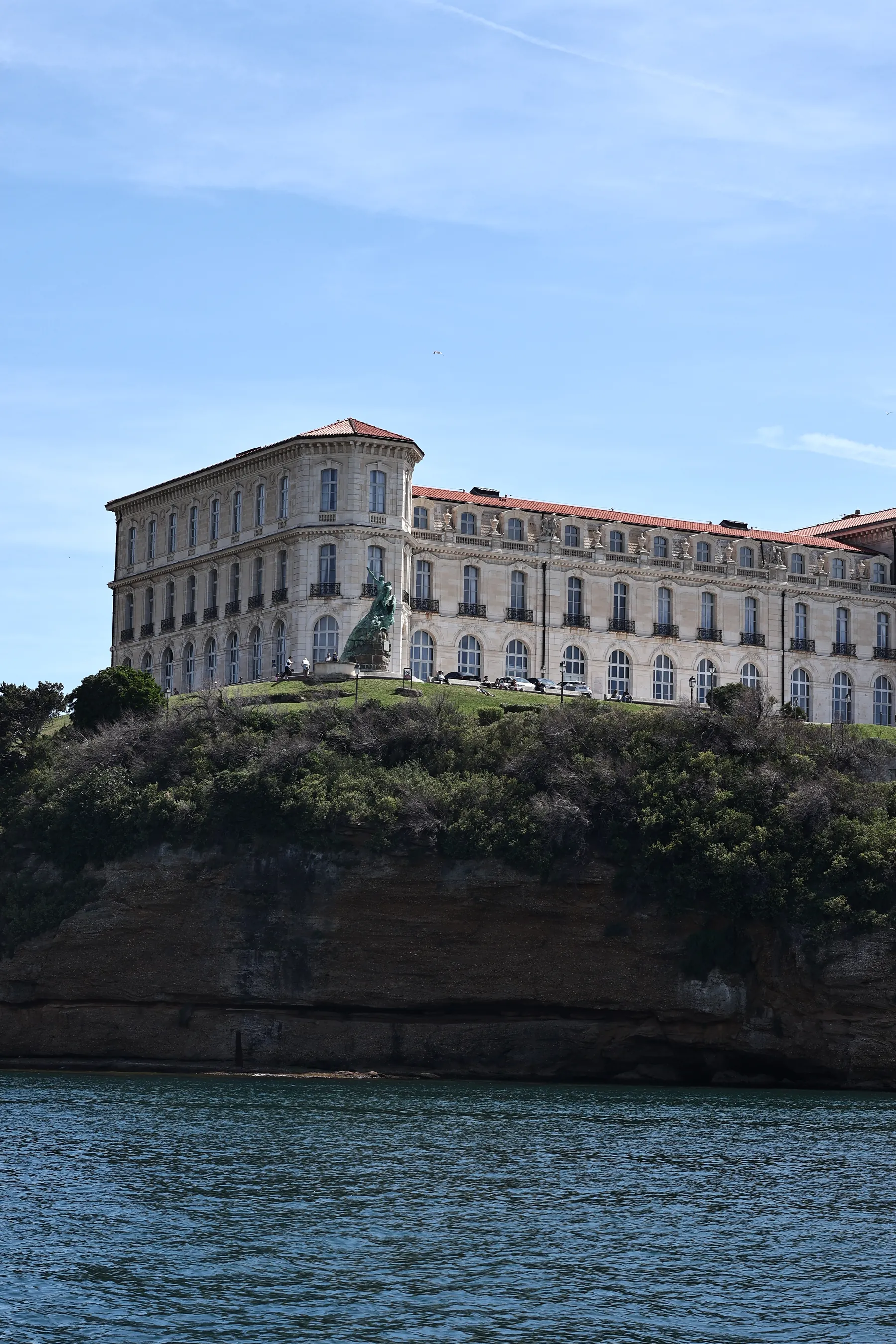 Le palais du Pharo vu depuis le pont de la goélette