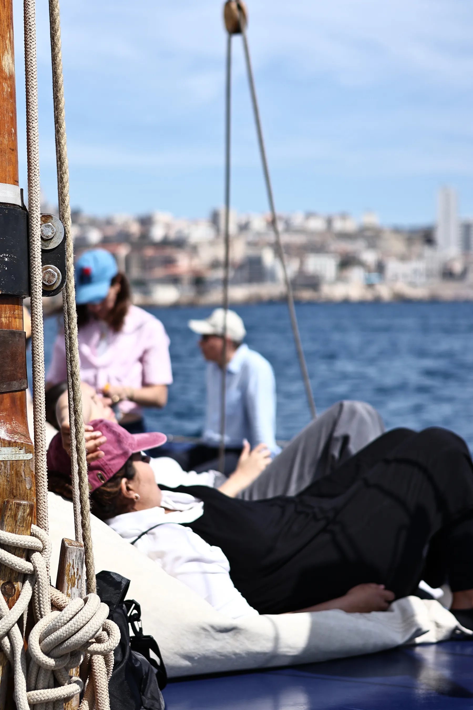 L'équipe installée sur le pont pendant la navigation