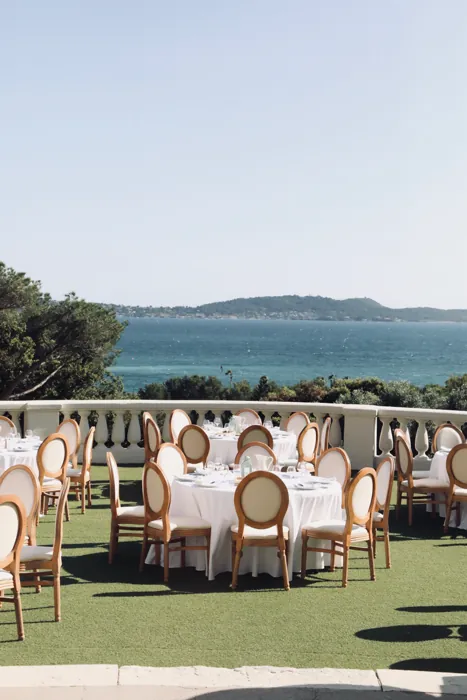 La terrasse du domaine dressée pour le dîner, face à la mer à Hyères