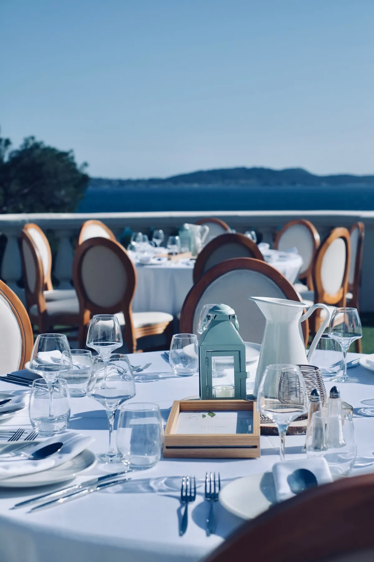 Les tables dressées sur la terrasse vue mer