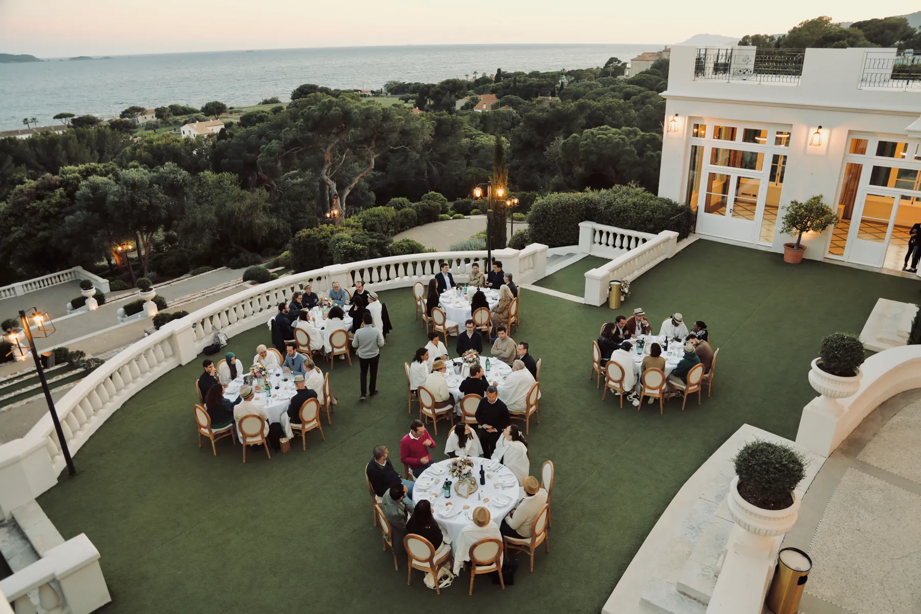 Le dîner sur la pelouse du domaine, au coucher du soleil