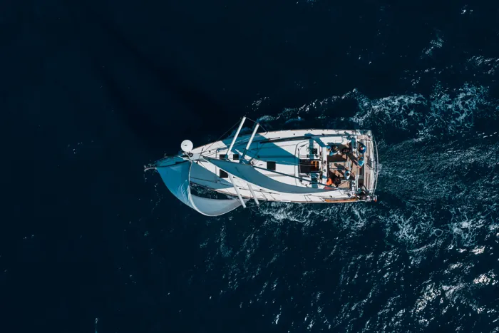 Un voilier vu du ciel par un drone