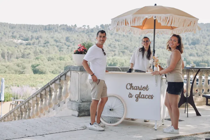 Un chariot à glaces sur la terrasse d'un domaine