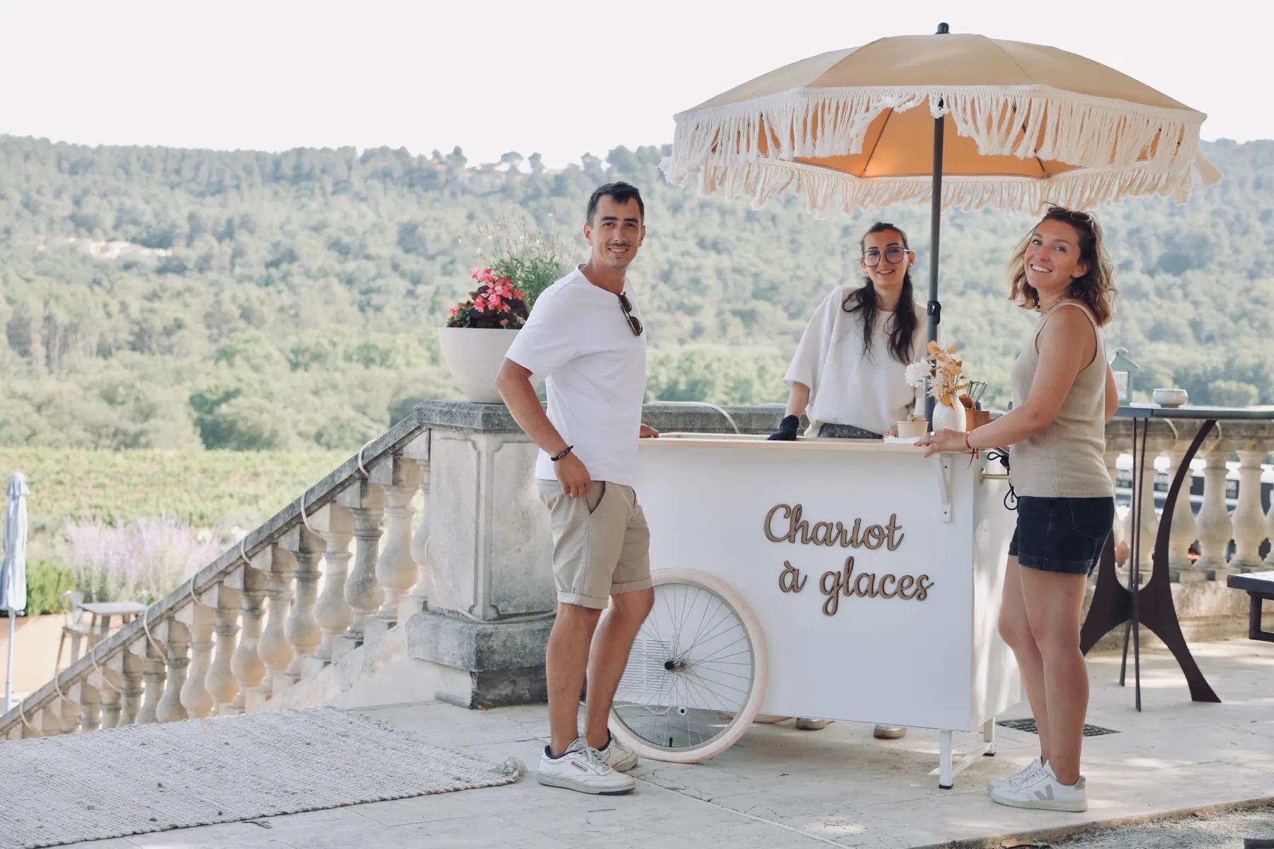 Un chariot à glaces sur la terrasse d'un domaine pendant un séminaire