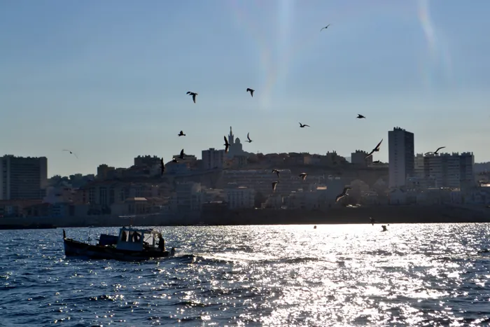 Marseille et Notre-Dame-de-la-Garde au coucher du soleil, depuis la mer