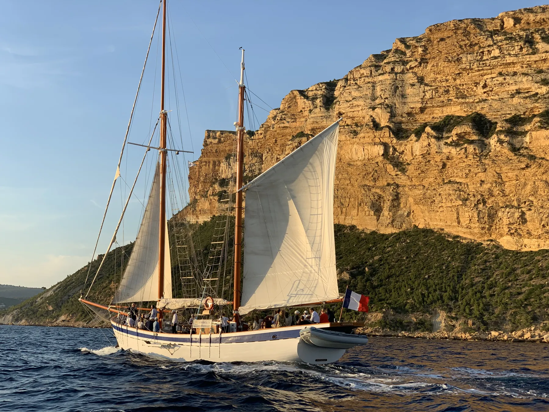 Un vieux gréement navigue au pied des falaises du cap Canaille