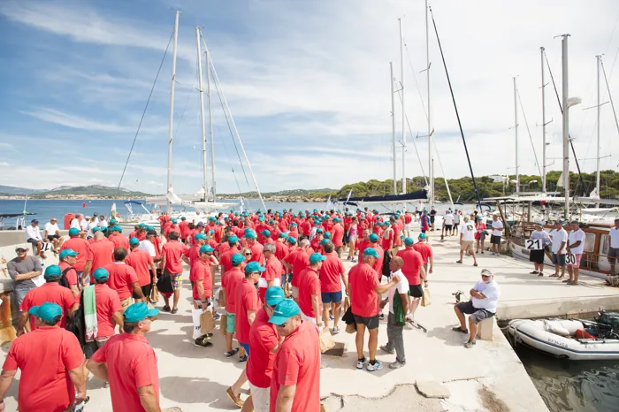 Un grand groupe en tenues assorties sur un quai avant une régate