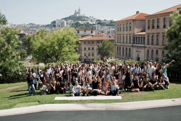 Les 120 participants réunis pour la photo de groupe à Marseille