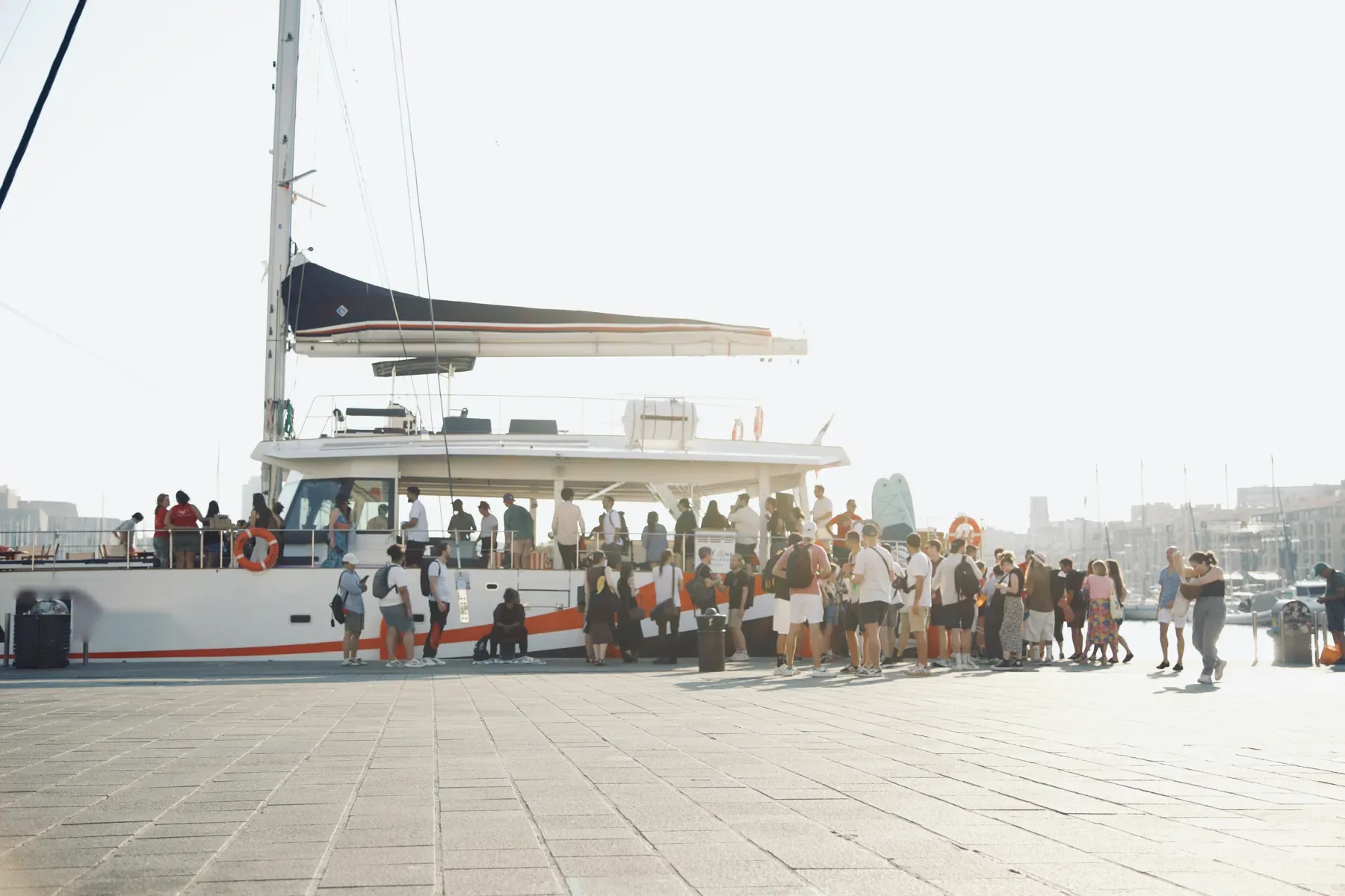Le groupe embarque sur le maxi-catamaran au Vieux-Port de Marseille