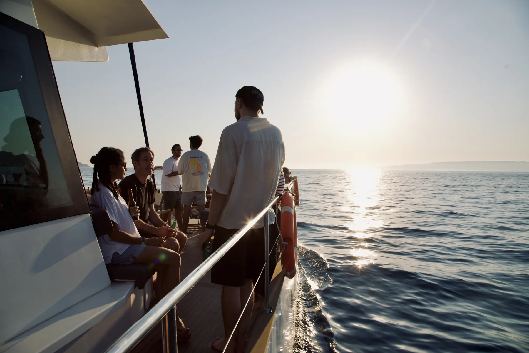 Apéritif à bord au coucher du soleil, face à la rade de Marseille