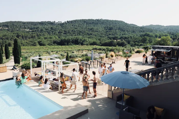 La piscine et la terrasse du domaine, au milieu des vignes