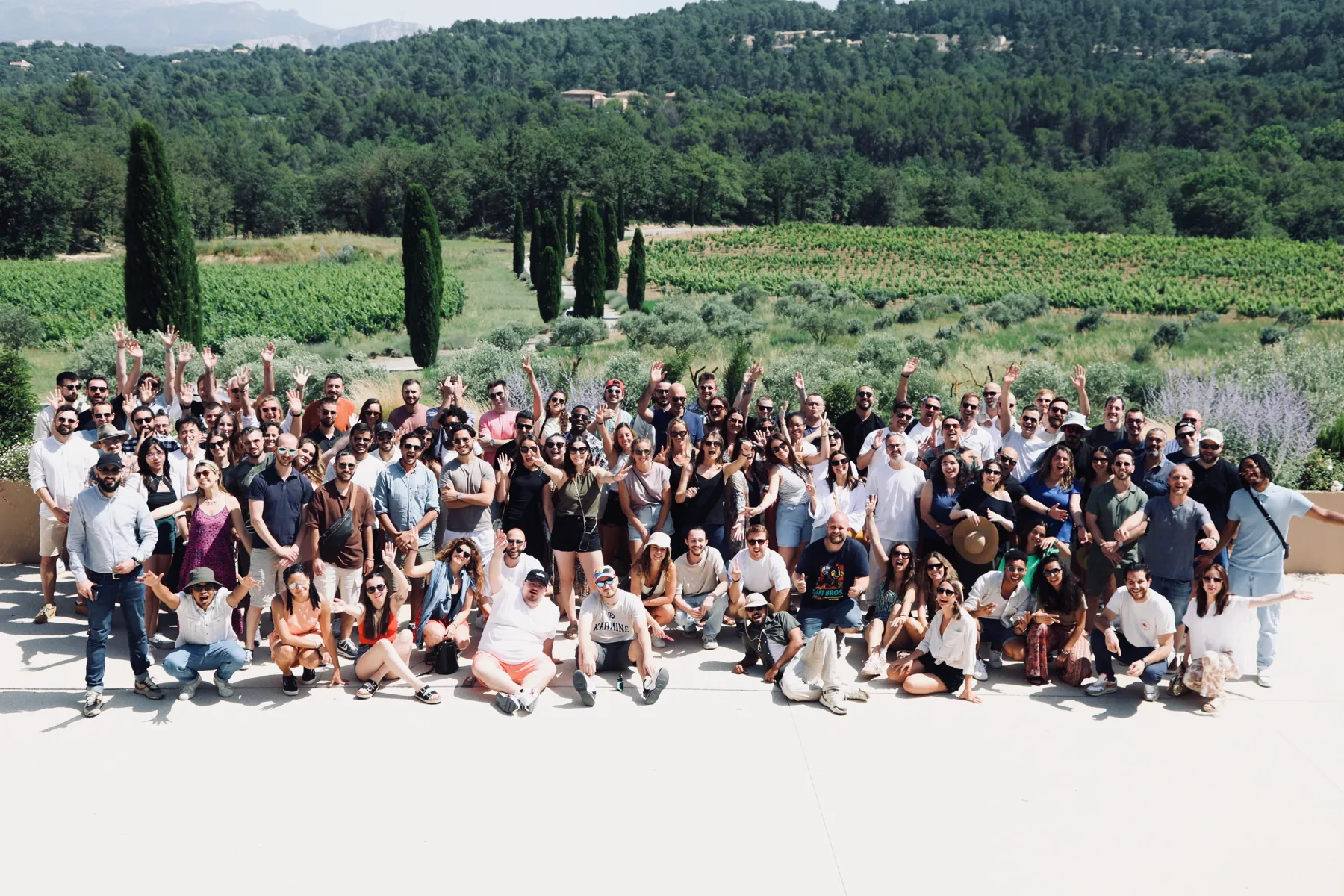 Photo de groupe des collaborateurs devant les vignes