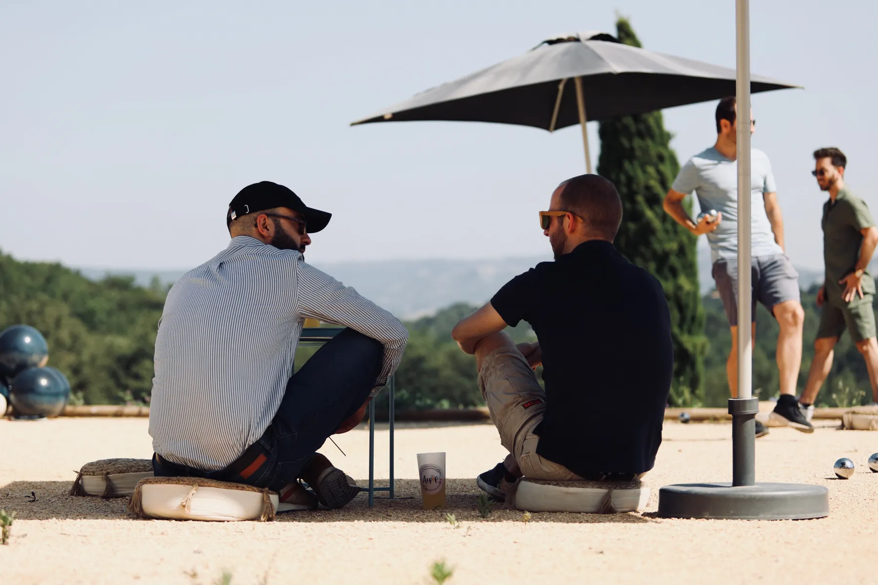 Pause à l'ombre d'un parasol, face aux collines