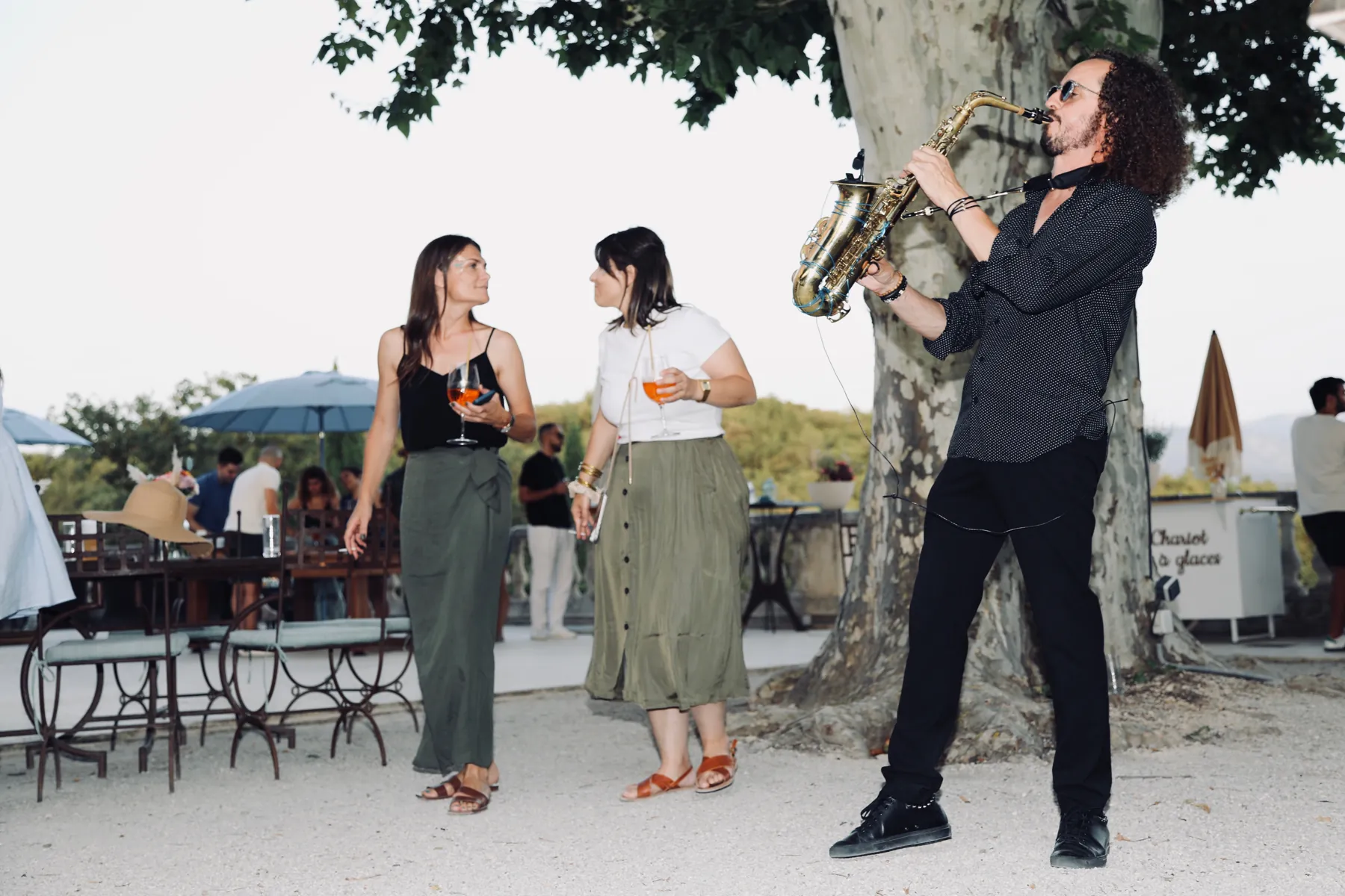 Le groupe de jazz pendant l'apéritif sous les arbres