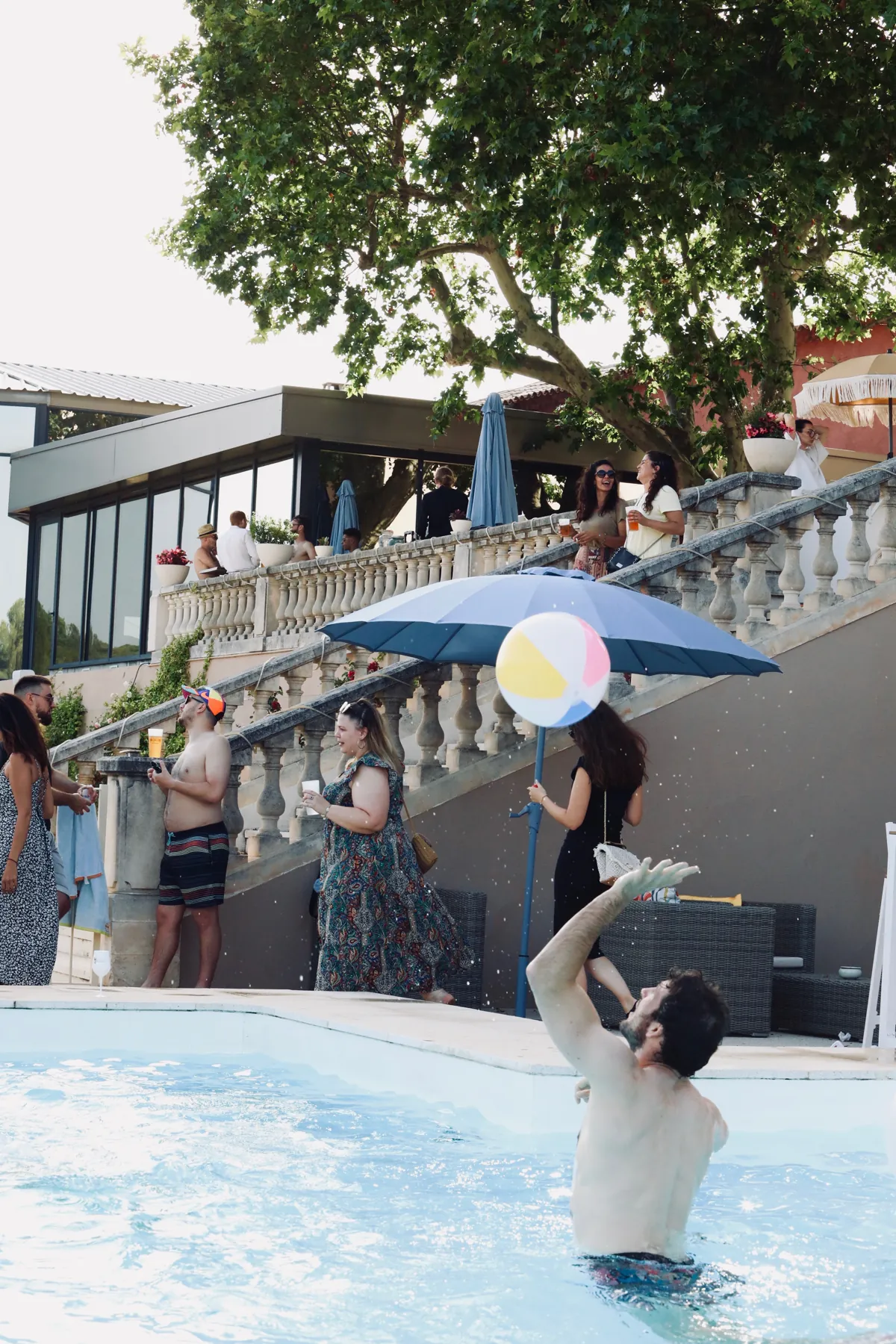 Les participants sur la terrasse au-dessus de la piscine