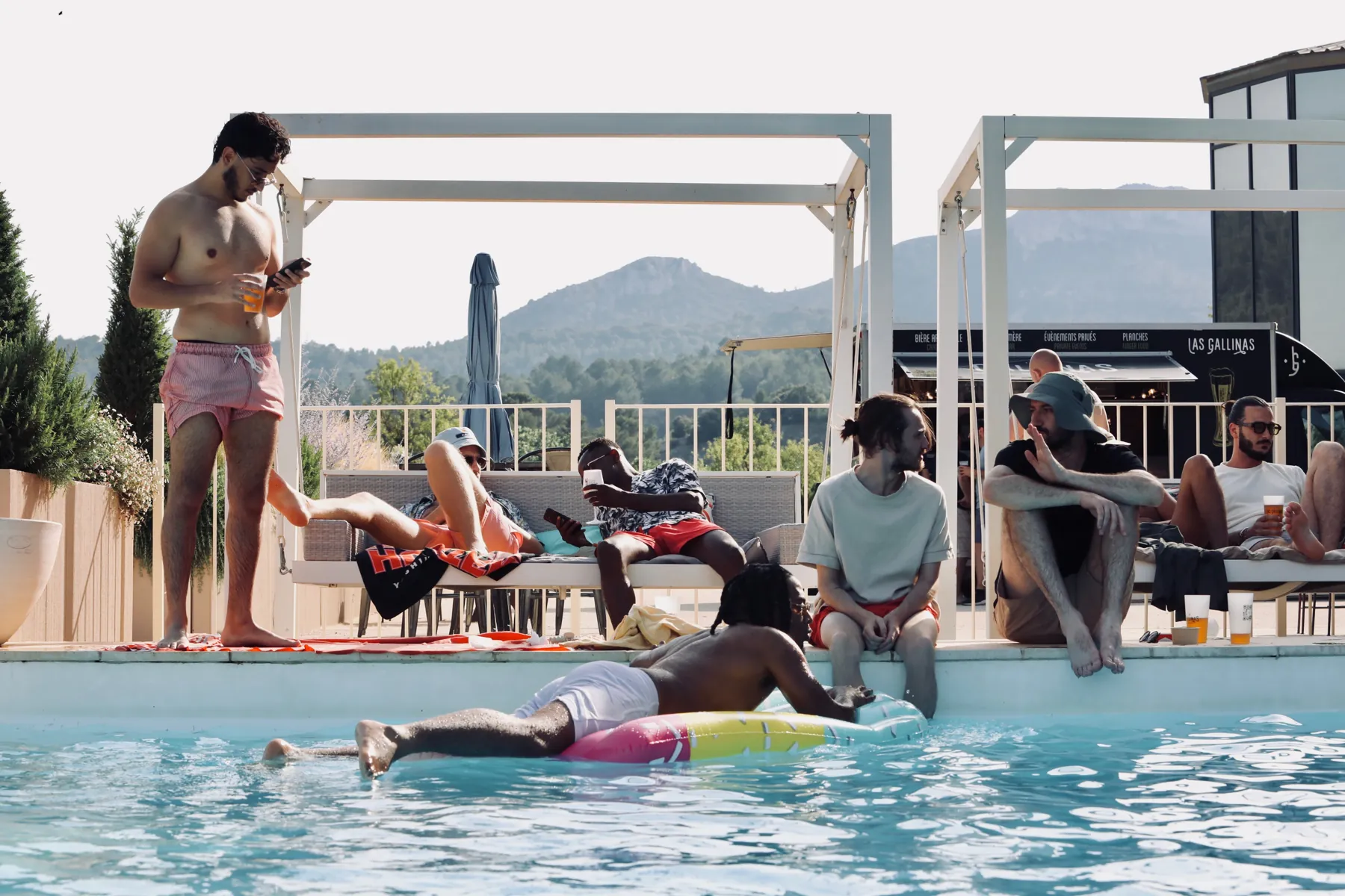 La pool party au bord de la piscine du domaine