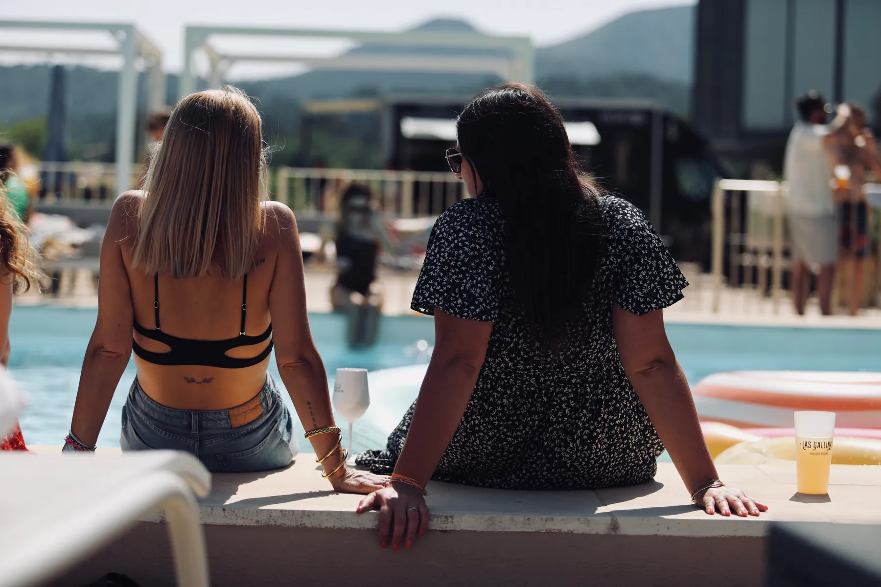 Détente au bord de la piscine