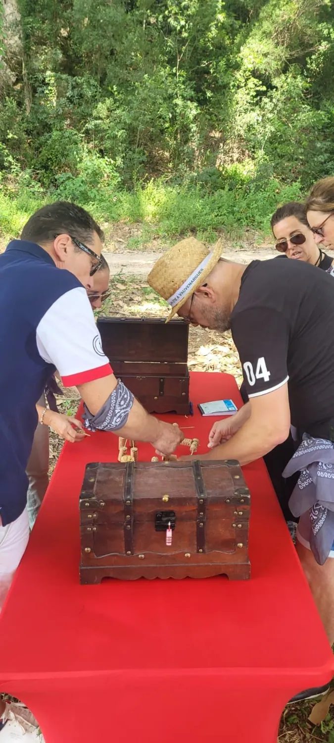 Coffre à ouvrir posé sur une table, épreuve d'énigme d'un vignathlon