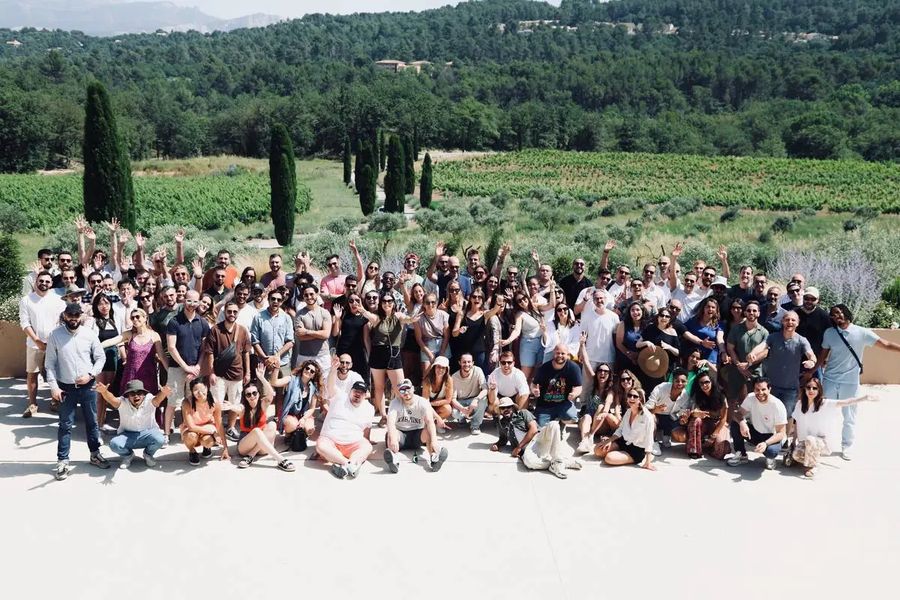 Groupe d'entreprise réuni pour la photo devant les vignes d'un domaine