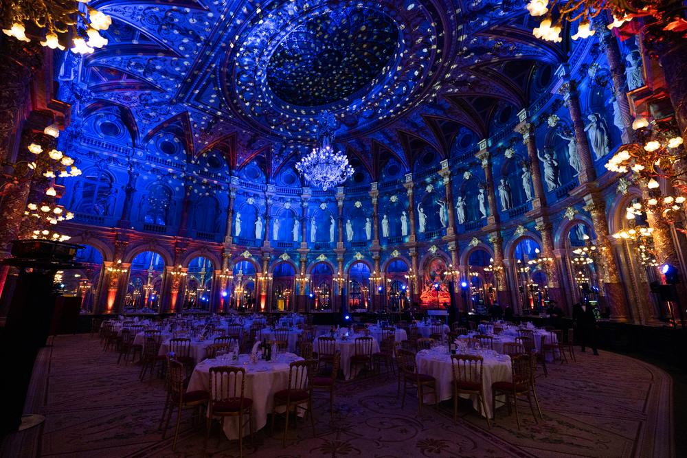 Dîner de gala d'une convention sous une coupole illuminée de bleu