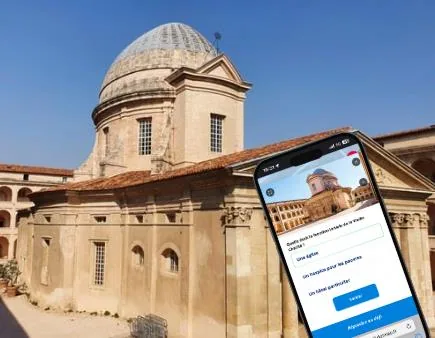 Un téléphone affichant une question du jeu devant la Vieille Charité
