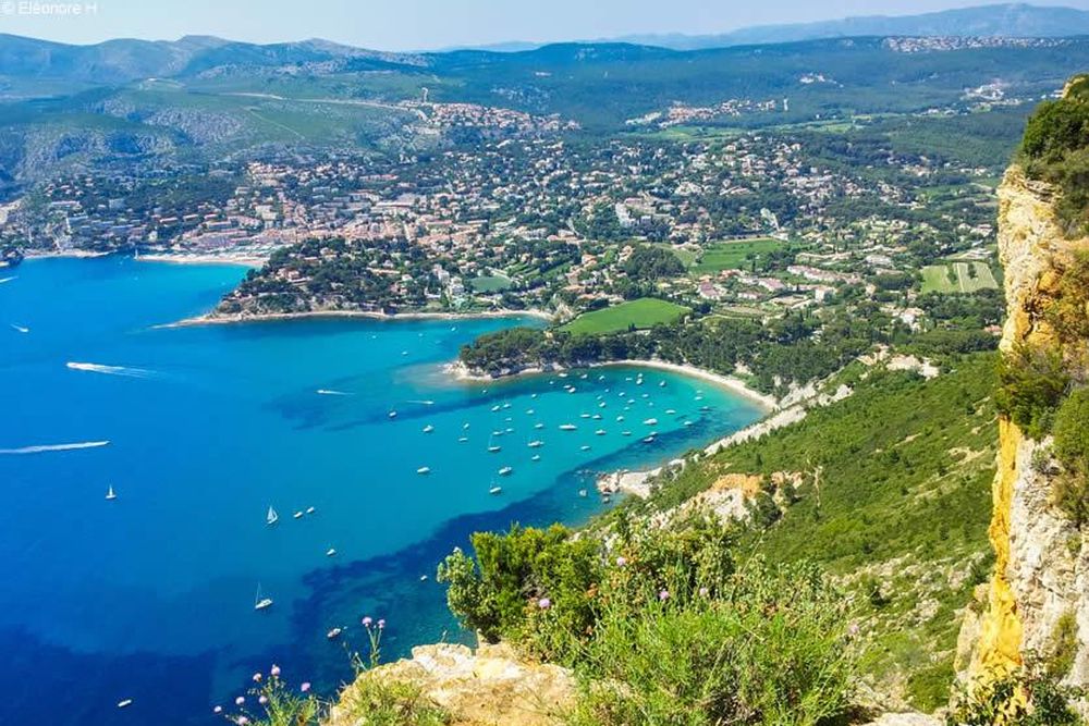La baie de Cassis et ses plages vues depuis les hauteurs