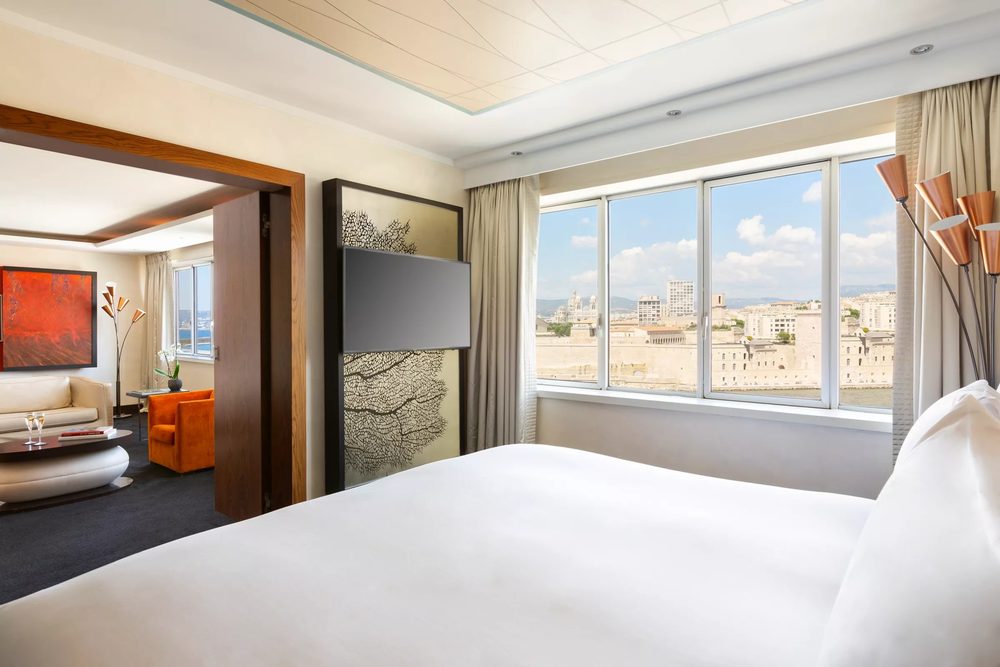 Chambre d'hôtel avec vue sur le Vieux-Port et le fort Saint-Jean