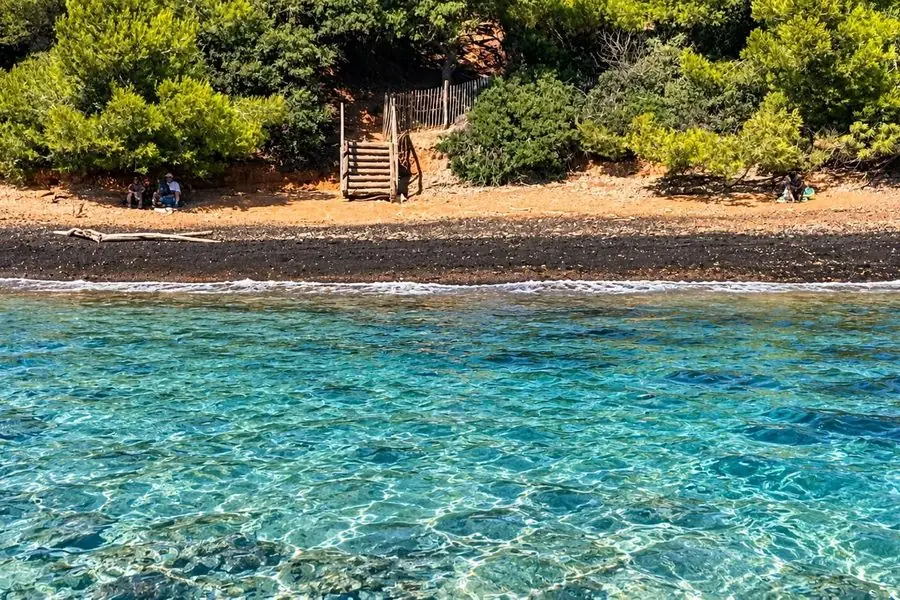 Crique aux eaux claires de Porquerolles vue depuis le semi-rigide