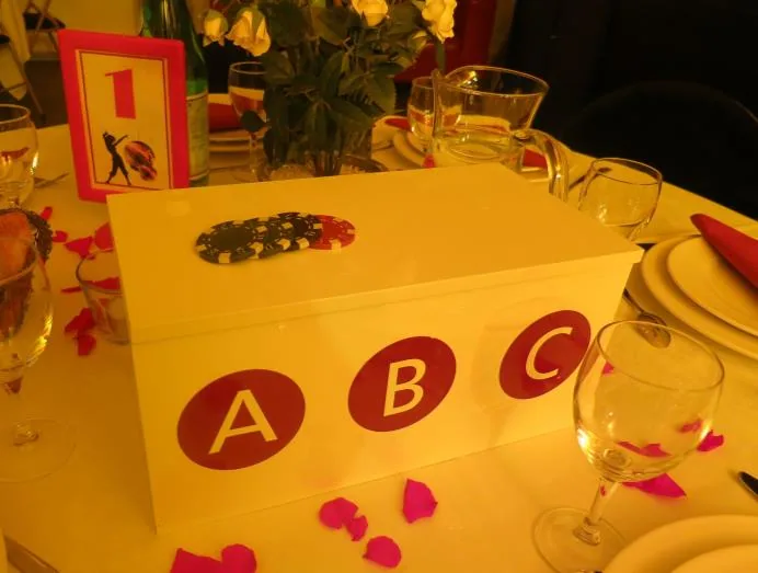 Le coffre à paris posé sur une table, avec ses trois lettres