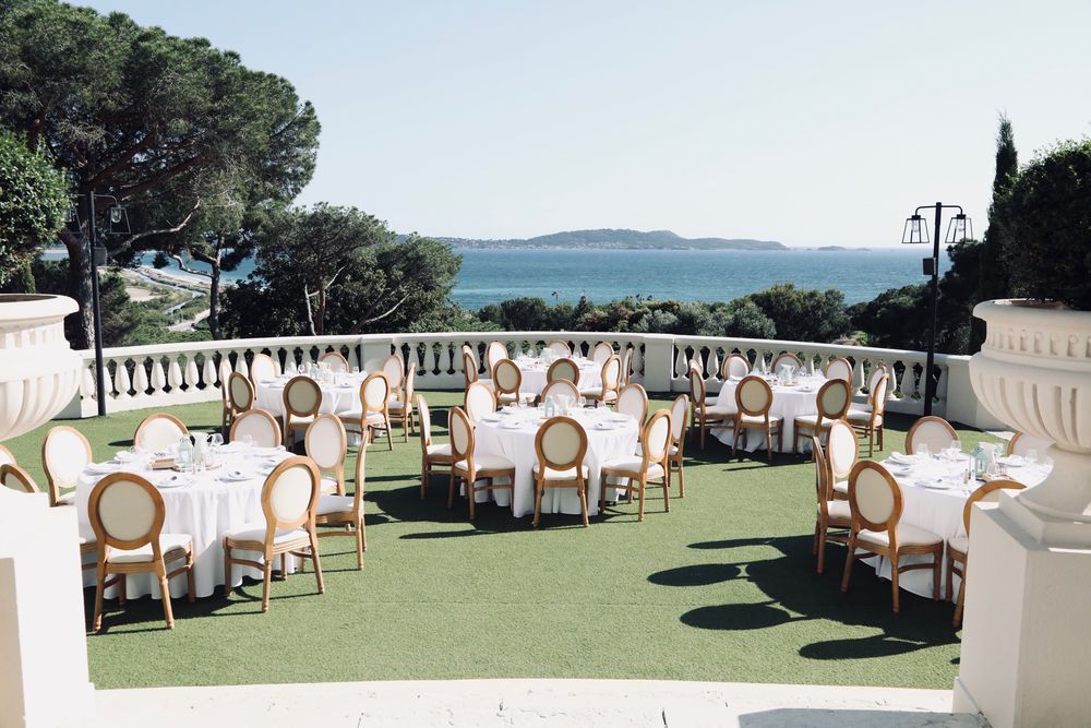 Terrasse dressée face à la mer, avant l'arrivée des invités