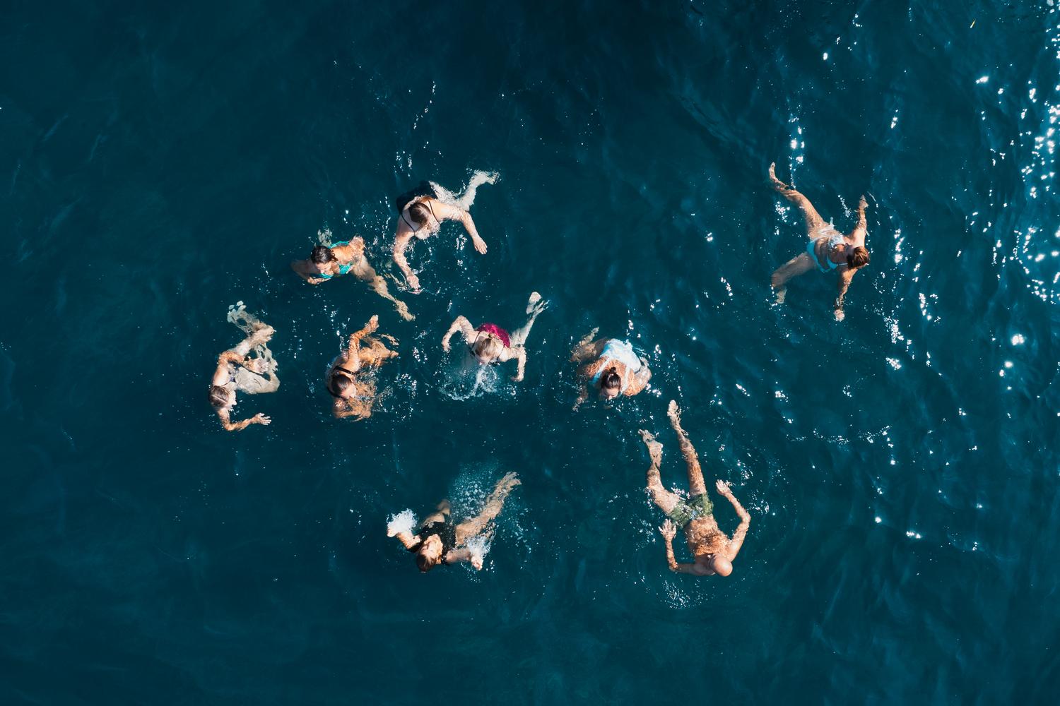Baignade en pleine mer vue du ciel, pendant un incentive en voilier