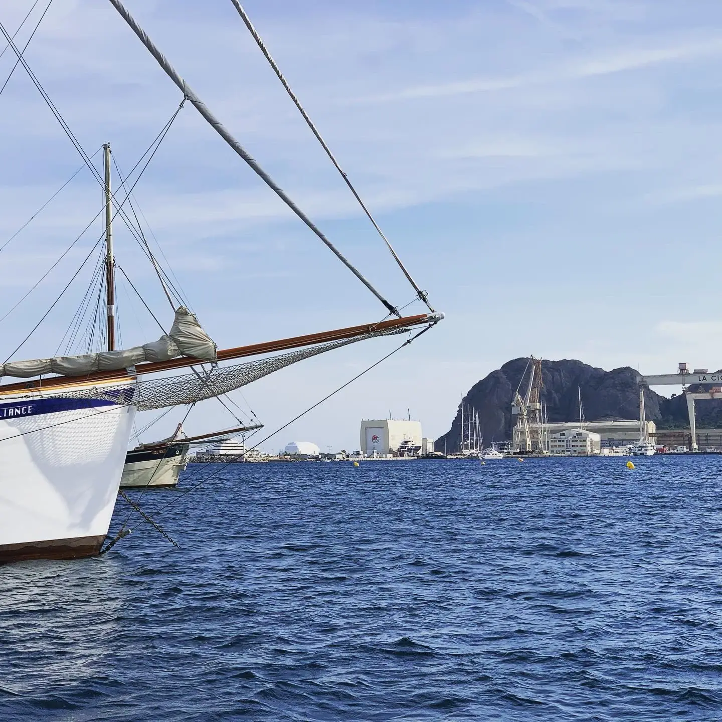 Vieux gréement en navigation devant la côte