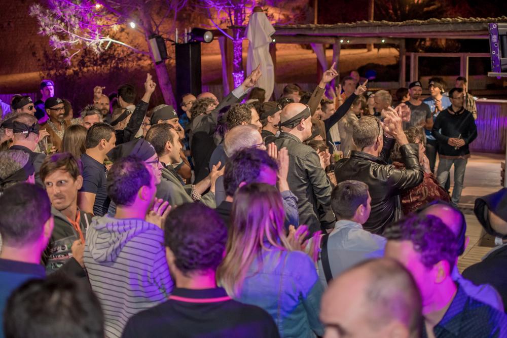 Foule enthousiaste pendant le concert de la soirée d'un kick-off