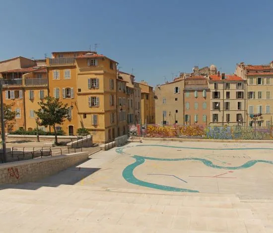 Une place du Panier bordée de façades ocre