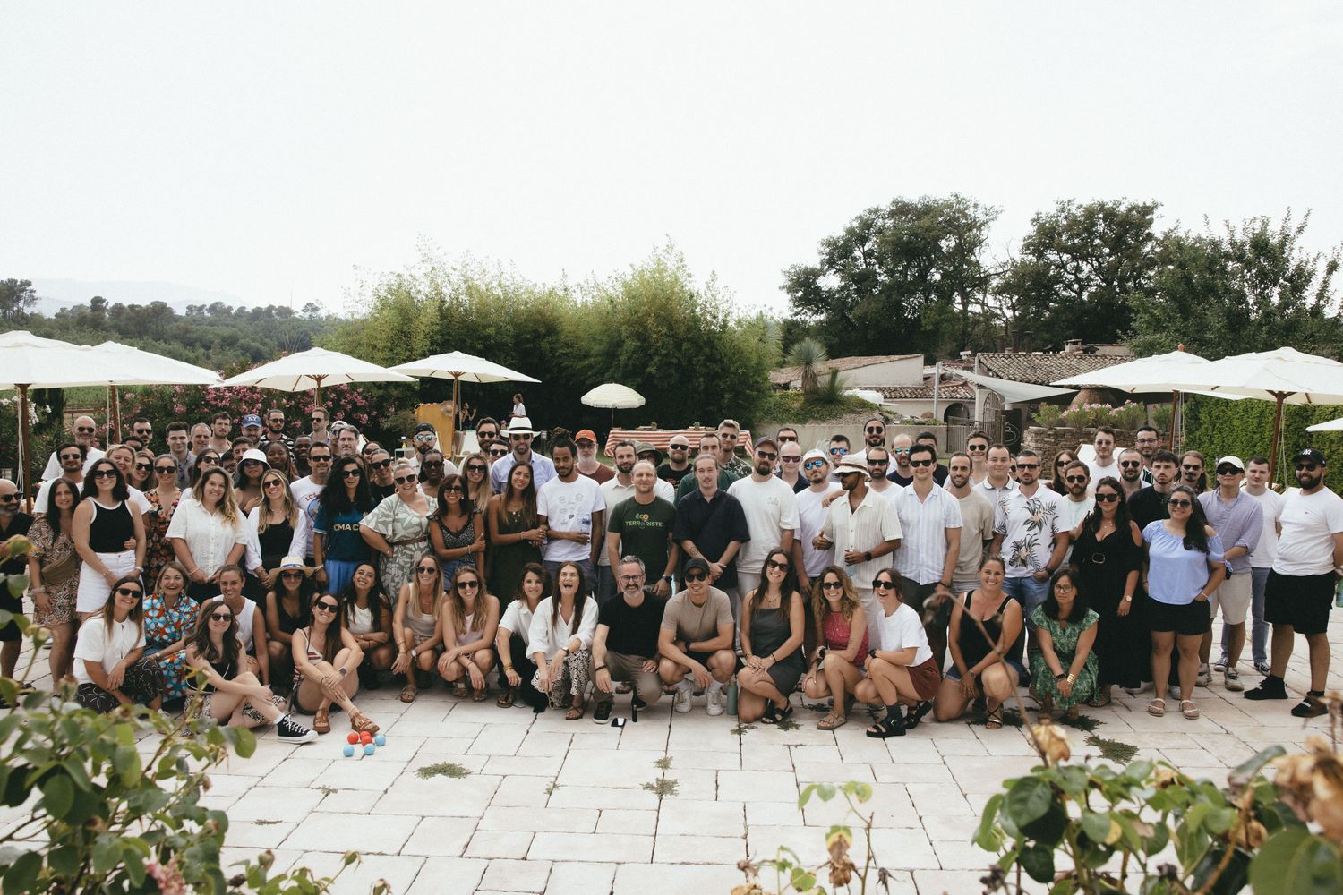 Toute l'entreprise réunie pour la photo dans le jardin d'un domaine provençal