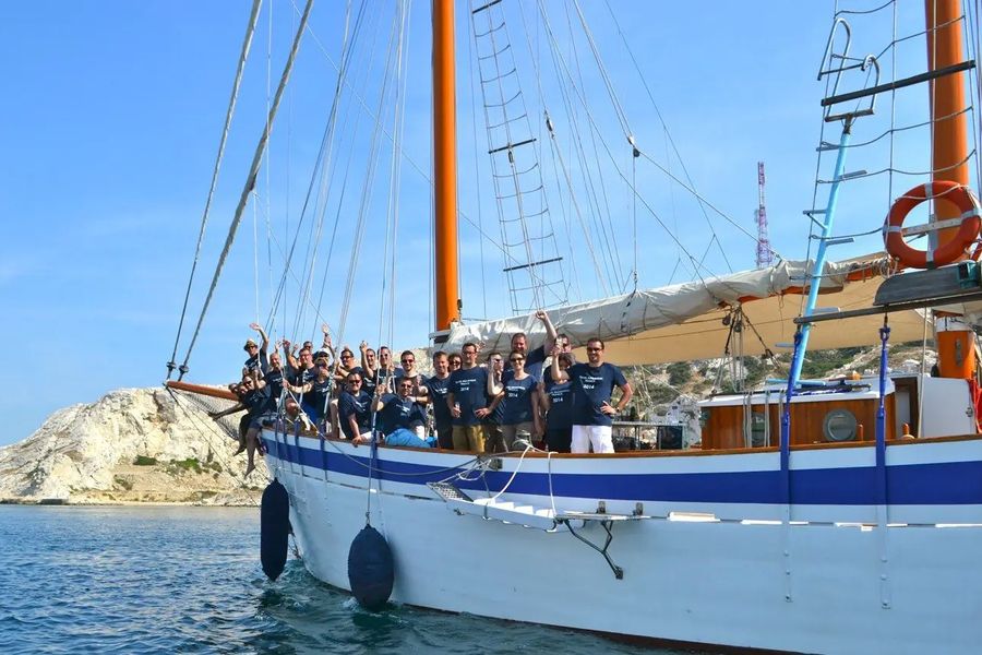 Groupe rassemblé sur le pont d'un vieux gréement