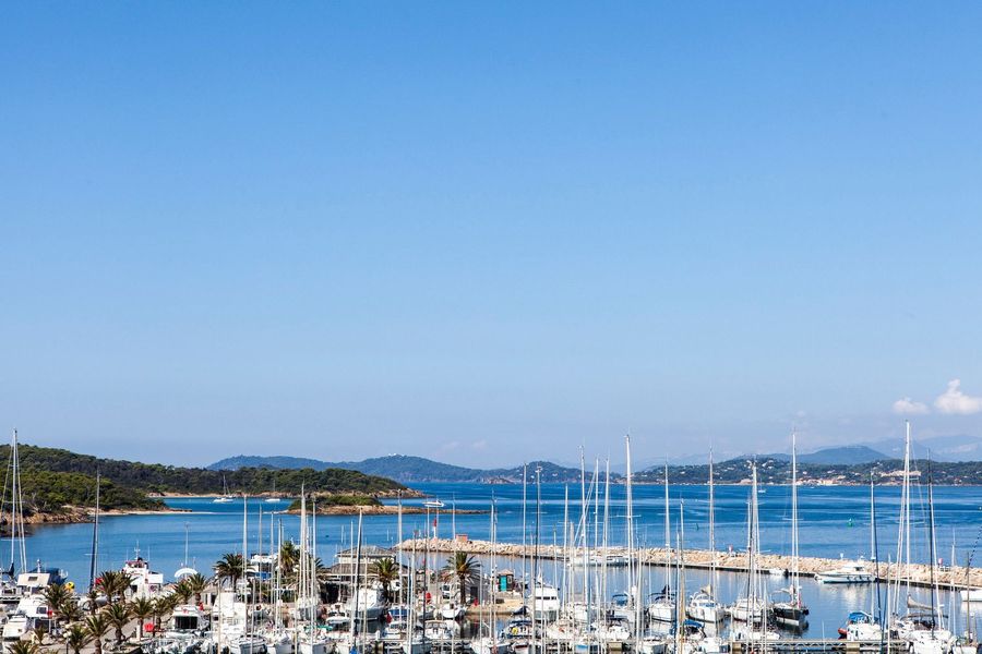 Le port de Porquerolles et la baie, vus depuis les hauteurs