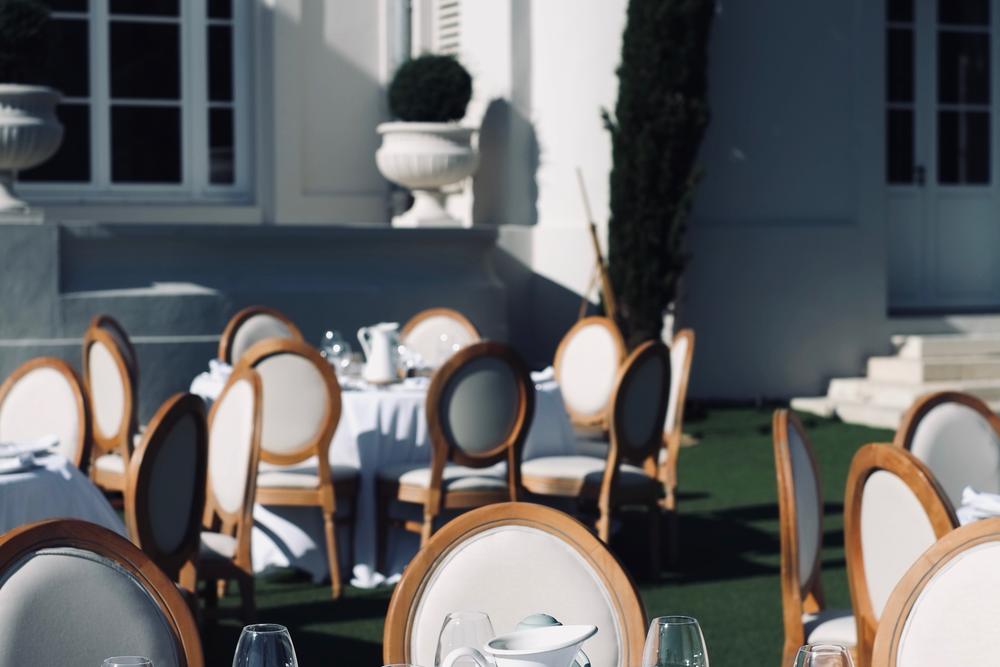 Tables dressées devant une villa pour le dîner d'un séminaire