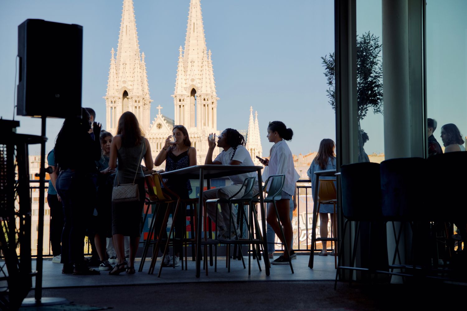 Afterwork sur un toit-terrasse de Marseille, face aux deux flèches de l'église des Réformés