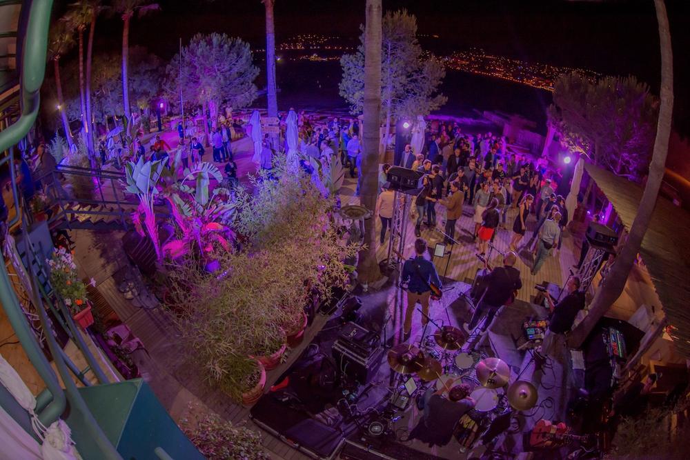 Soirée d'un séminaire en plein air, avec concert, à la nuit tombée