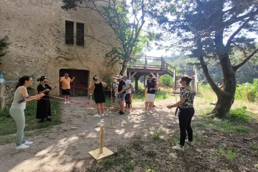 Équipes en épreuve au milieu d'un domaine viticole