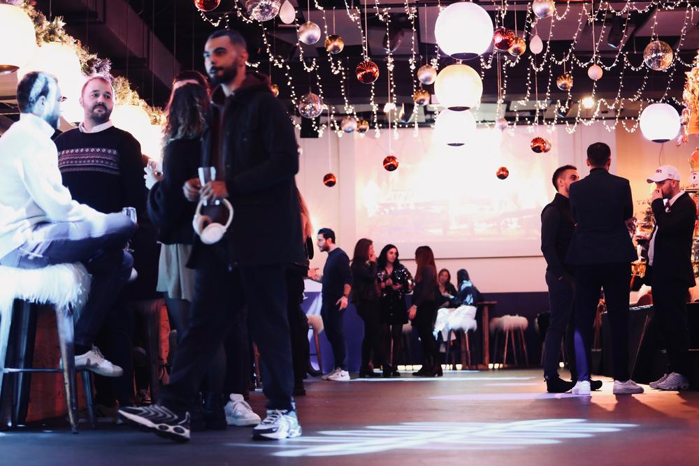 Soirée de gala dans une salle décorée de lumières