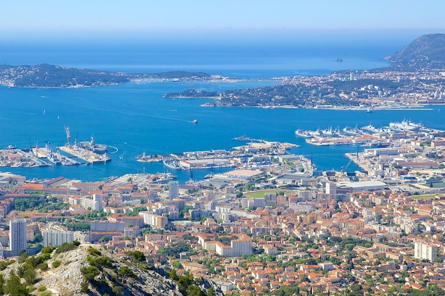 La rade de Toulon et la ville vues depuis le mont Faron