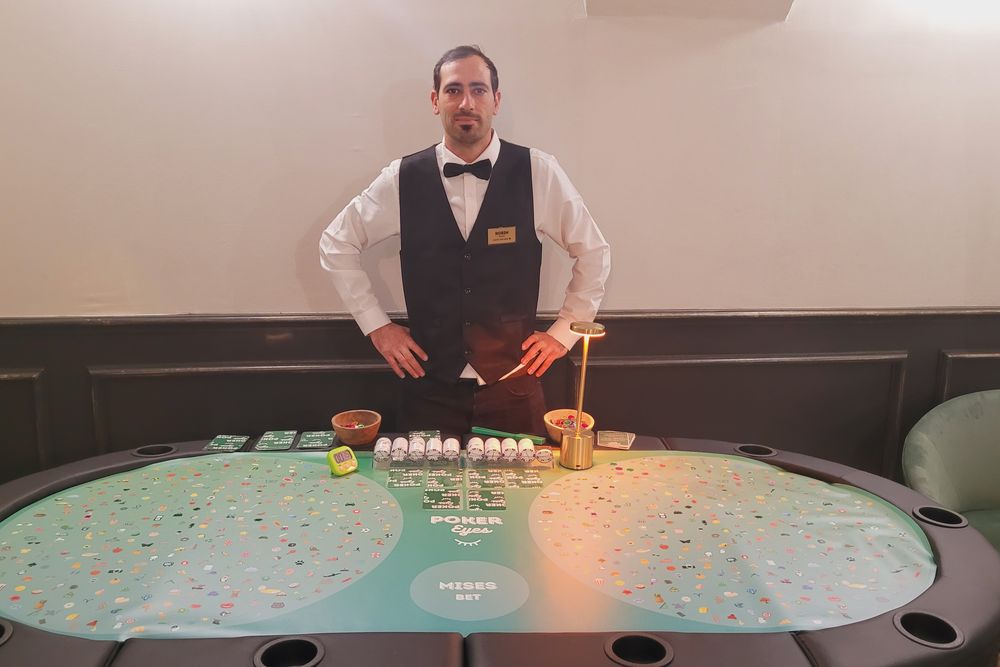 Croupier derrière une table de poker, prêt à accueillir les joueurs