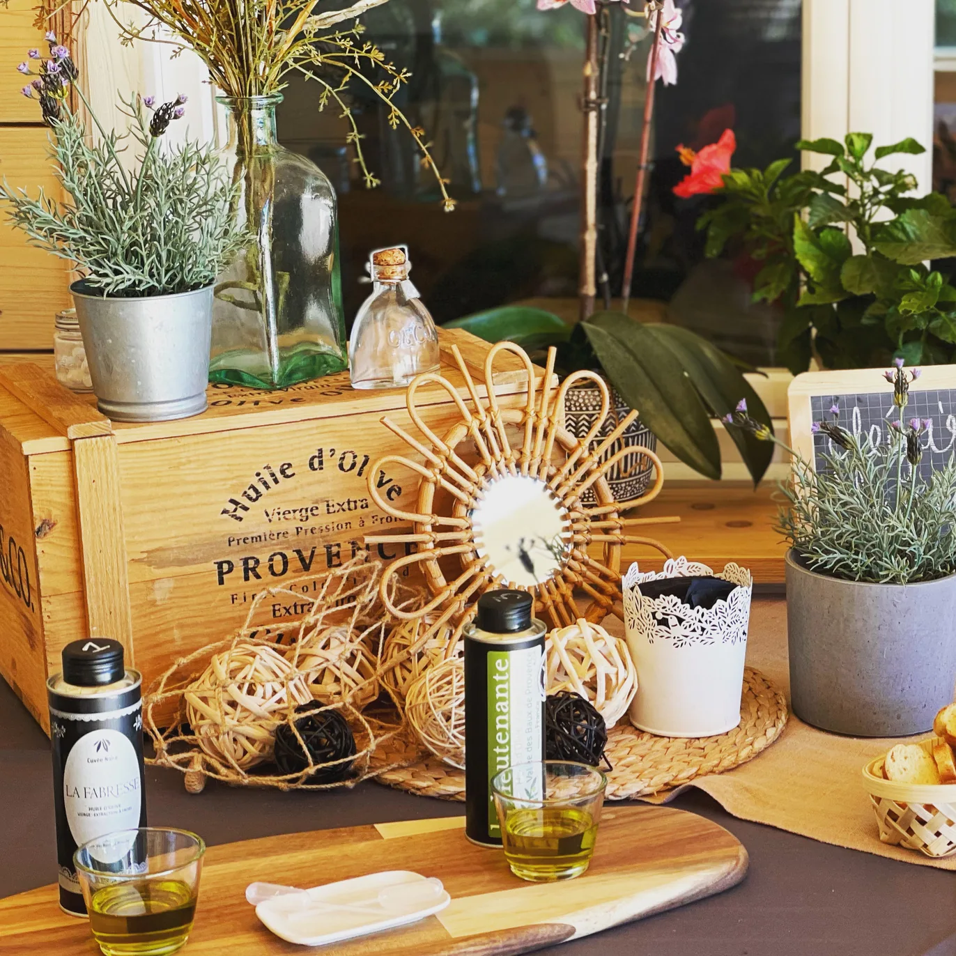 Le stand huile d'olive : bouteilles, coupelles de dégustation et bouquets de lavande