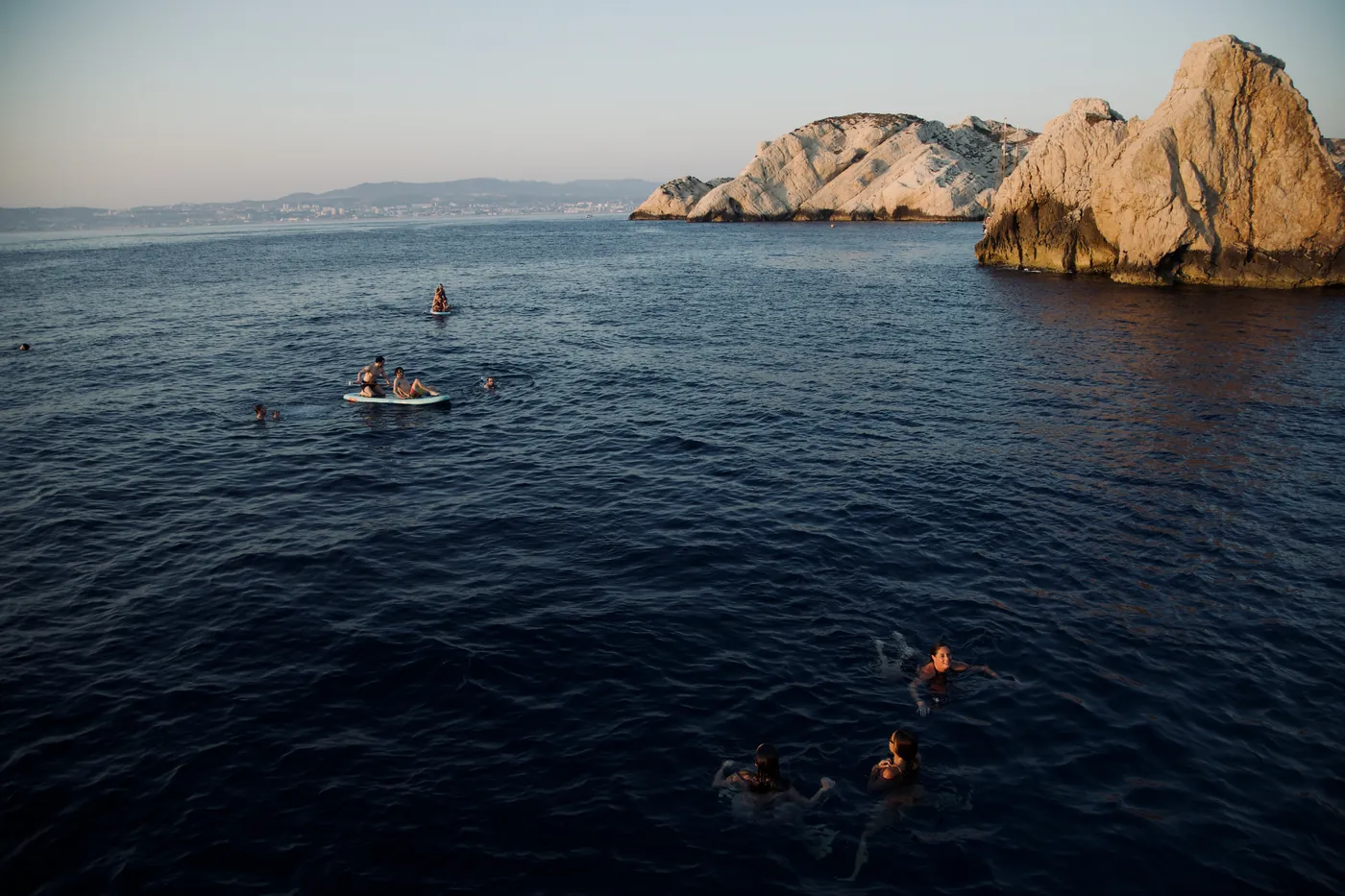 Le pont et les trampolines d'un maxi-catamaran, occupés par un groupe d'entreprise
